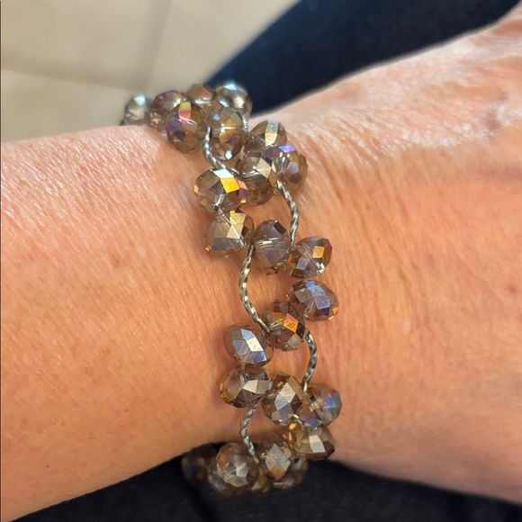 Jewelry - Elegant crystal style Beaded intertwined with silver tone wire Bracelet